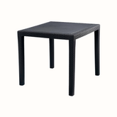 Mesa IPAE PROGARDEN em plástico, de cor cinzenta, com ranhuras e acabamento trançado e 4 pés de suporte. Sobre fundo branco.